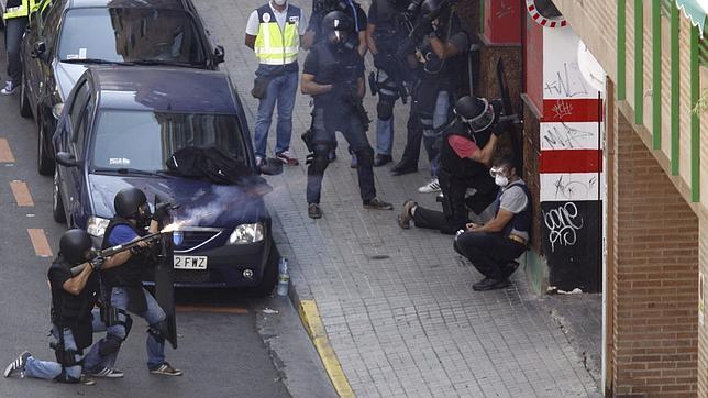 Se suicida el hombre atrincherado en su bar de Zaragoza tras 20 horas de encierro
