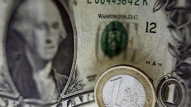 El euro marca mínimos en casi un año y cae por debajo de 1,33 dólares