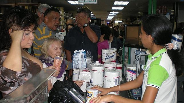 Maduro prevé limitar la venta de alimentos en supermercados privados