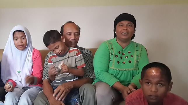 Una pareja encuentra a sus dos hijos, tras diez años perdidos en Indonesia