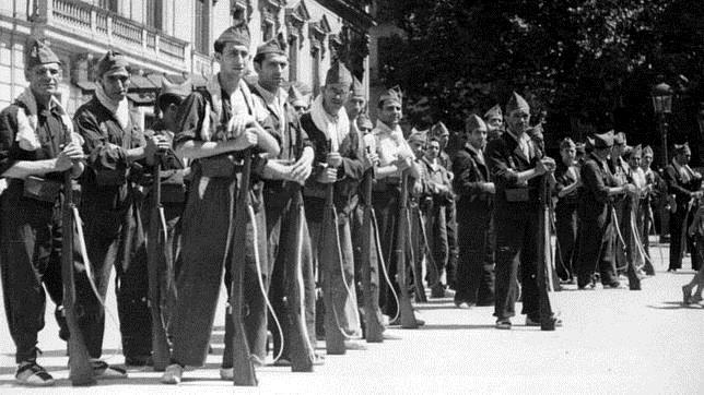 Milicianos republicanos, antes de partir hacia el frente