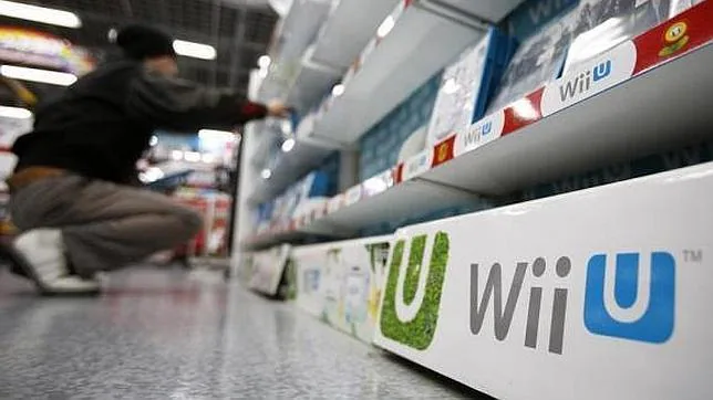Un usuario revisa en una tienda juegos para Wii U