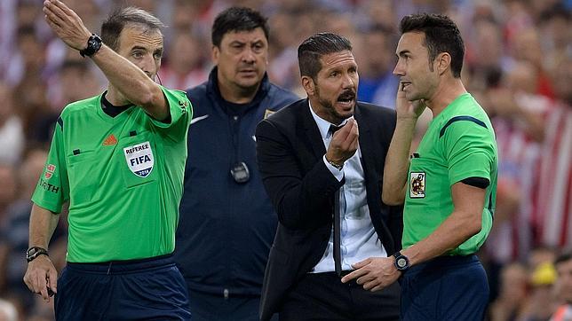 Simeone le da dos collejas al cuarto árbitro después de ser expulsado