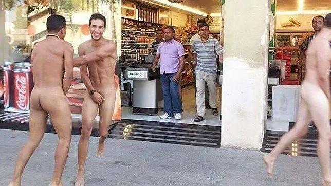 Dos jóvenes desnudos en el barrio de la Barceloneta