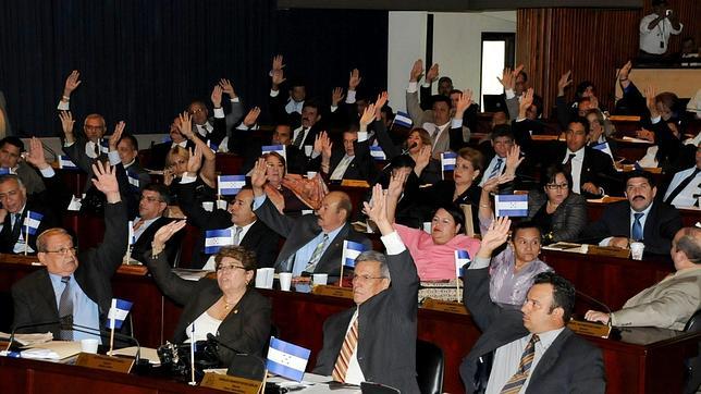El Congreso hondureño prohíbe a sus empleadas vestir con escote y minifalda