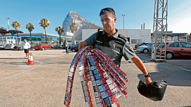 «Gibraltar paga educación y sanidad con el contrabando de tabaco»