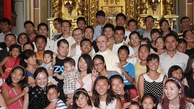 Carlos Osoro sigue con la tarea evangelizadora y bautiza a dos jóvenes chinas