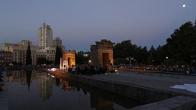 El templo egipcio está rodeado de un lago