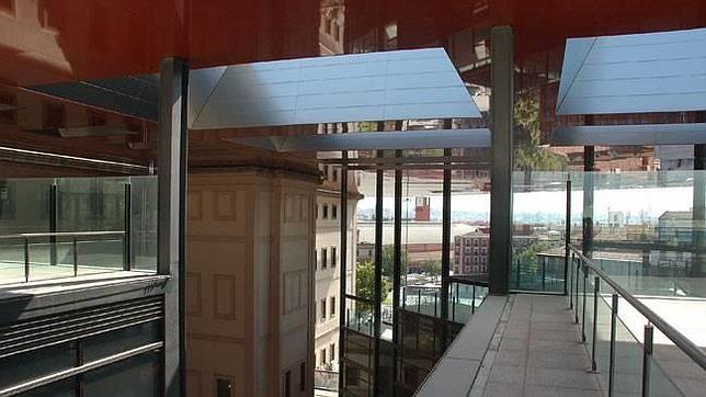 El reloj de la estación de Atocha se puede contemplar desde la terraza del edificio nuevo del Museo Reina Sofía
