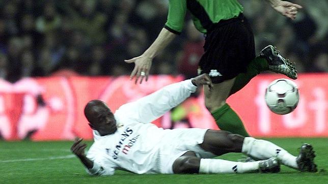 Makelelé roba un balón con la camiseta del Real Madrid