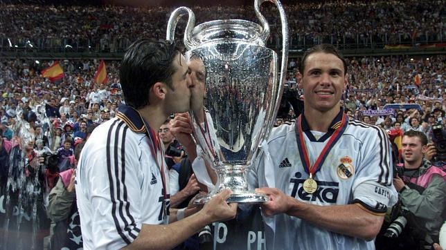 Morientes (izq) besa la Octava junto a Redondo