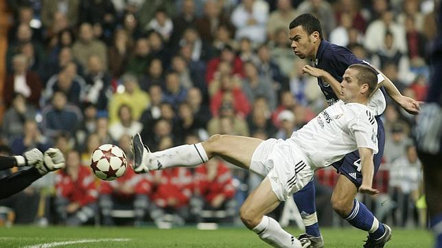 Michael Owen, durante un encuentro con el Real Madrid