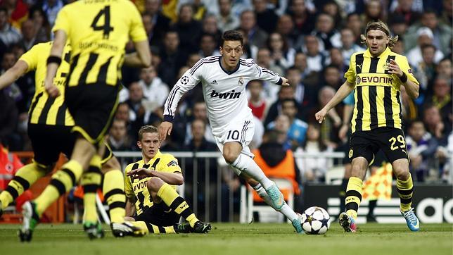 Mesut Ozil, rodeado de jugadores del Borussia de Dormund