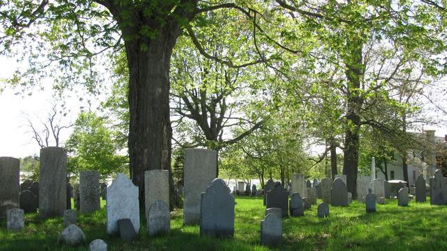 Detienen a un hombre por hacerse pasar por fantasma en un cementerio