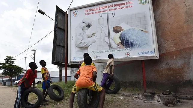 La OMS cifra en 120 el número de trabajadores sanitarios muertos por el brote de ébola