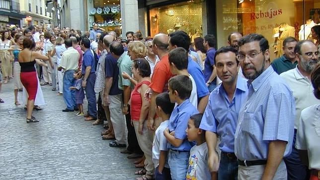 Una cadena humana por el Casco Histórico en homenaje al libro