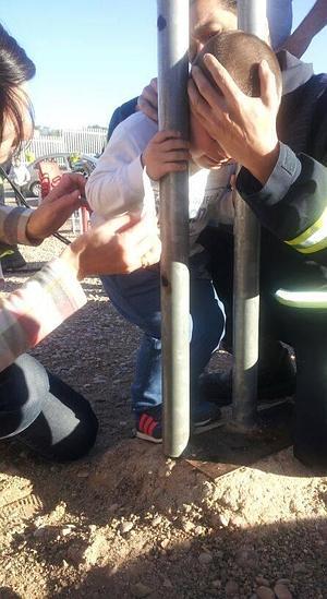 90 euros por sacar la cabeza de un niño de entre unos barrotes