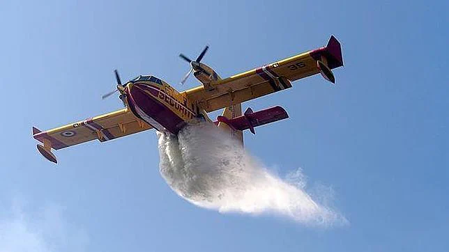 Imputado el piloto de la avioneta que arrojó 1.500 litros de agua a un fotógrafo belga