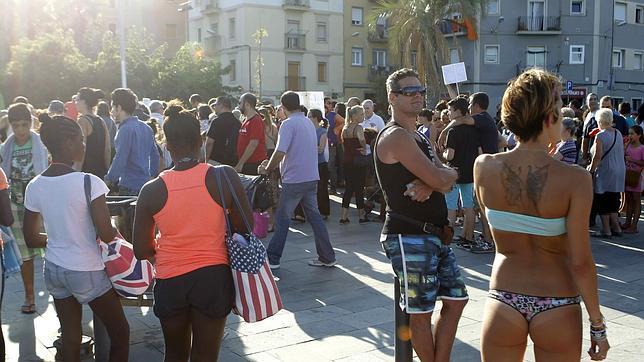 Vecinos de la Barceloneta se manifiestan contra los pisos turísticos