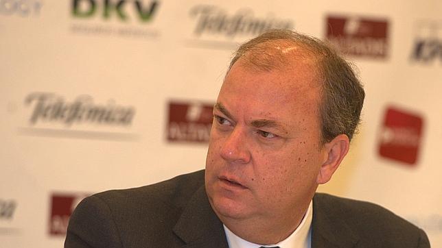 El presidente de Extremadura también ha realizado el reto del «cubo de agua helada»