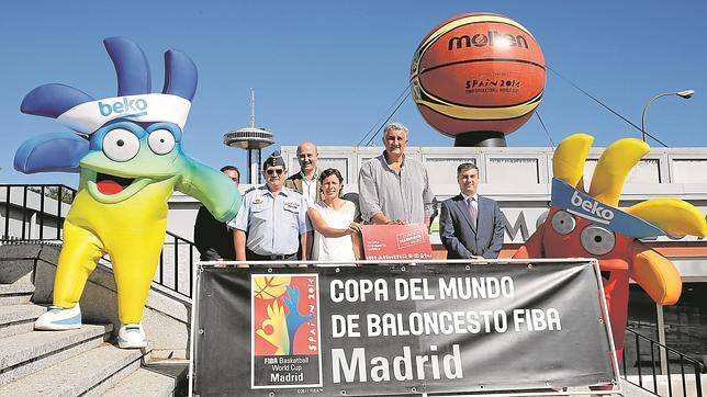 Un balón gigante invita a usar bus y Metro durante el Mundial