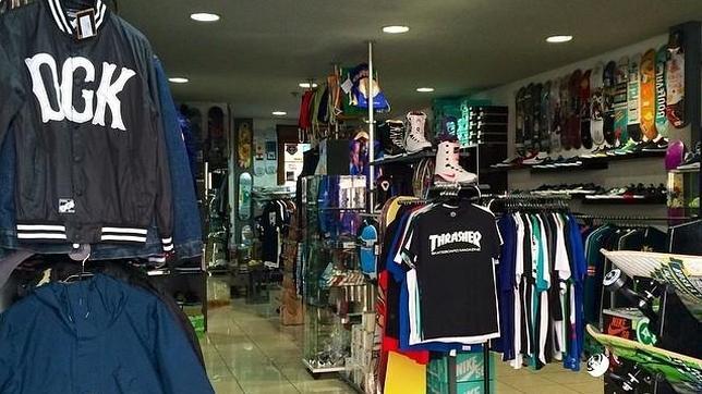 Interior de la tienda con gran variedad de productos, tanto de snow como de skate