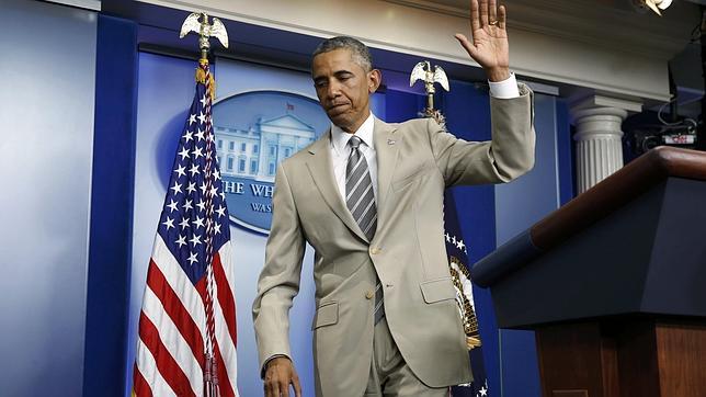 El traje color arena grisácea de Obama despierta a las masas en Twitter