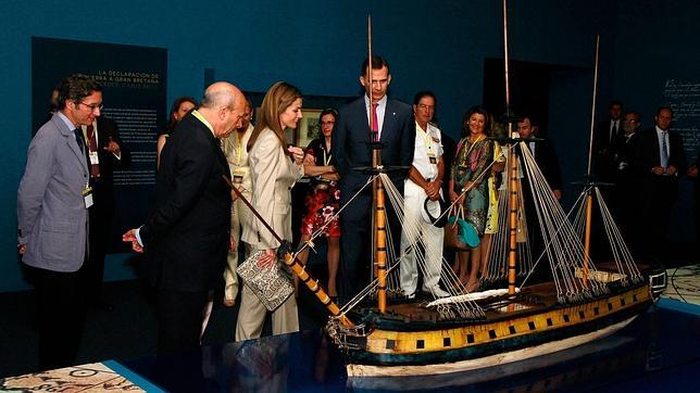 Los Reyes de España visitando la exposición «El último viaje de la Fragata Mercedes»