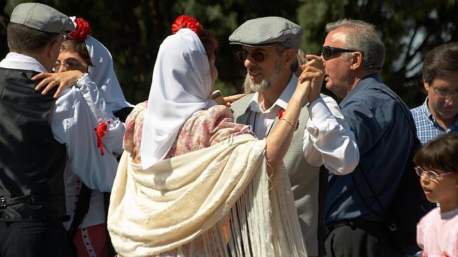 Dos chulapos bailan en las fiestas de San Isidro