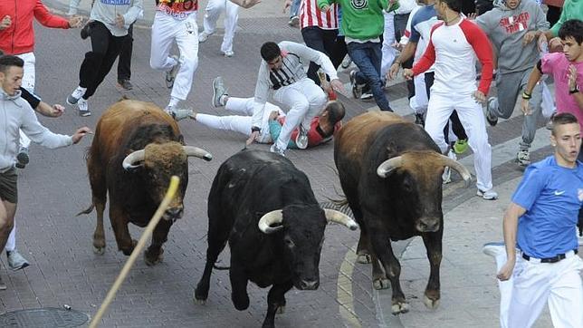 Mozos corriendo en un encierro de la «Pamplona Chica»