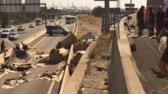 Un camión vuelca en la V-31 y su carga bloquea dos carriles de la V-30