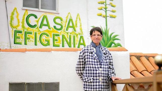 La propietaria frente al establecimiento