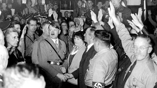 Adolf Hitler saluda a los seguidores en el décimo aniversario del Putsch de Münich