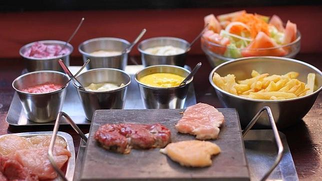 La carne a la piedra es la especialidad de la casa