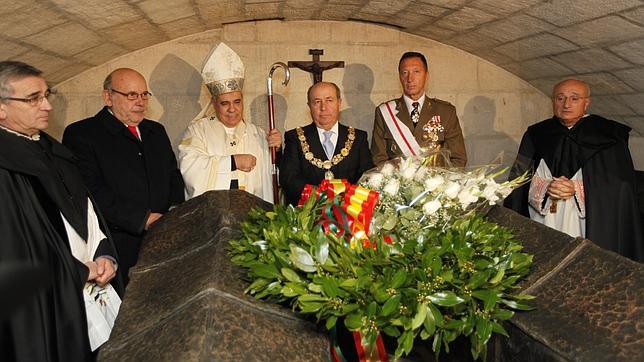 Ofrenda floral ante las tumbas de los Reyes Católicos