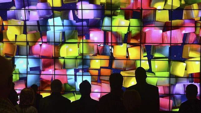 Visitantes miran una instalación 3D de LG  en la IFA de  2012