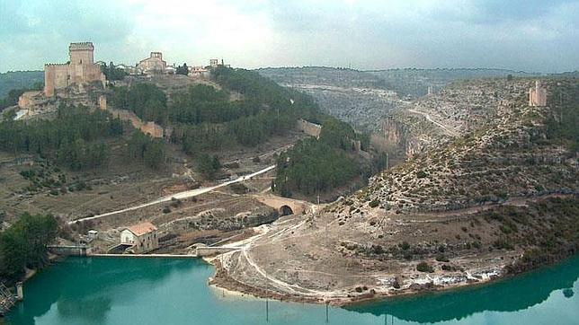El Júcar junto al pueblo amurallado