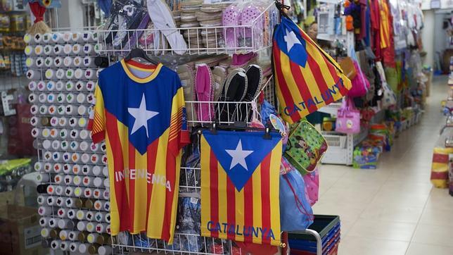 Camiseta, banderín y bolsa independentista en una tienda china