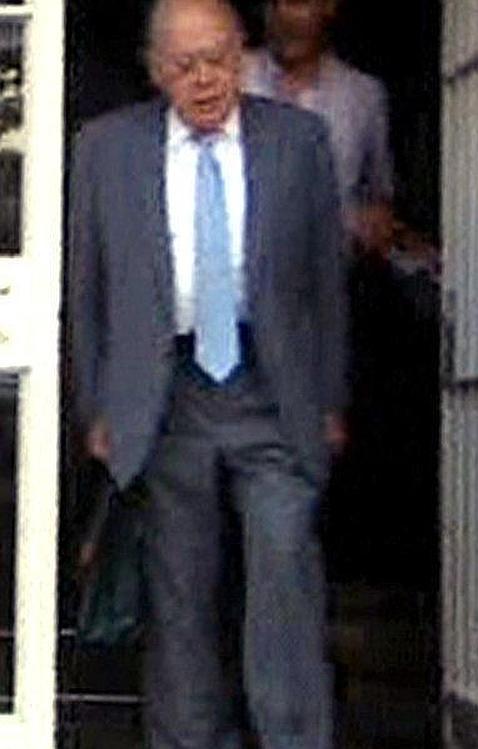 El esguince de Jordi Pujol: sale de su casa descalzo del pie derecho y con calcetín