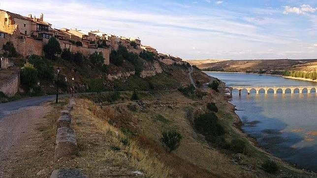 El Embalse de Linares, en agosto, al pie de Maderuelo (Segovia)