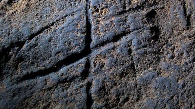 El grabado abstracto atribuido a manos neandertales