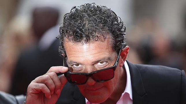 La misteriosa rubia que acompaña a Antonio Banderas se llama Nicole Kimpel