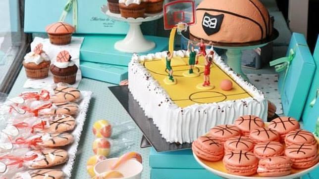 Tarta Rodeo (bizcocho de chocolate con ganache de chocolate blanco y trozos de galleta Oreo en su interior), Tarta Cancha Baloncesto (bizcocho natural con nata), Macarons de mango con forma de balón de baloncesto, Piruletas de galleta sablé bretona rellenas de chocolate y cupcakes ambientados en el mundial de baloncesto