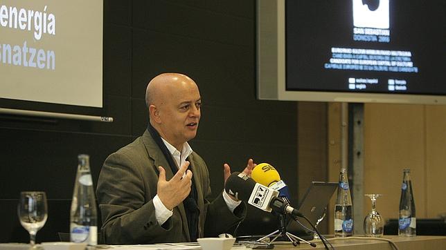 Odon Elorza durante una conferencia
