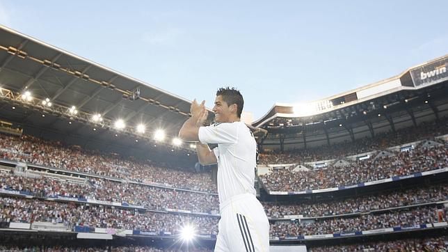Cristiano Ronaldo aplaude a los asistentes en el día de su presentación en el Santiago Bernabéu