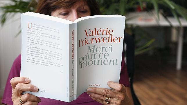 El libro de Trierweiler contra Hollande continúa barriendo dentro y fuera de los estantes