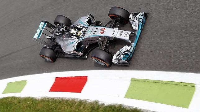 Mercedes arrasa en Monza