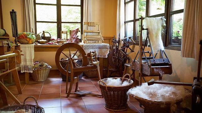 El taller textil permite conocer de primera mano cómo se trabaja la lana de las ovejas