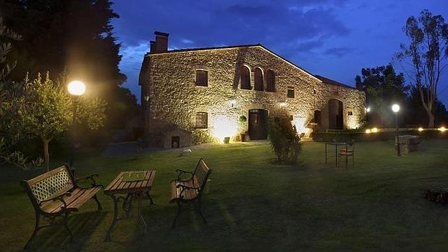 El caserío del siglo XVI se rodea de un impresionante y romántico jardín