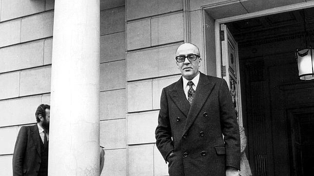 Lepoldo Calvo-Sotelo en la puerta de Moncloa en 1981